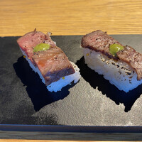 KINKA sushi bar izakaya 渋谷 - 牛とごま油の炙り押し寿司2貫（460円）