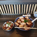 時代麺房 ライオン - チャーシューワンタン麺 大盛 ＋ ハラミ丼