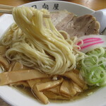 青竹手打ラーメン 日向屋 - 麺にスープが絡んで･･･。