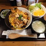 元祖やきとり串八珍 - 炙り親子丼（並） 税込825円