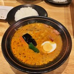 Supu Karee Kubo - 焦がしチーズとこんがりベーコンのスープカレー。