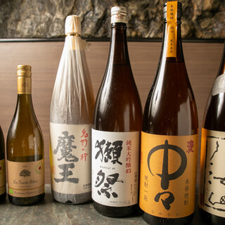 Enjoy a wide variety of sake and shochu from all over the country at reasonable prices.