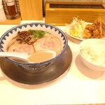 月のうさぎ - とんこつらーめん+唐揚げ1個セット ごはん大