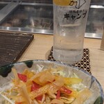 鉄板串焼き キャンプ - 生レモンサワー430円(税込)&お通し  アッサリしたサッパリ、バリッと、シャキシャキ食感と柔らかなビネガーが疲れた身体に喜びが染み渡ります。