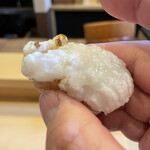 鮨駒 - サッと炙ったふわふわの穴子の食感と香ばしさが絶妙！