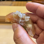 鮨駒 - パリパリの鱗がシャシャクと踊って、松笠焼きのレア版の様な仕上がりで毎回美味い！