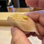 鮨駒 - たっぷりと寝かしたメカジキは鮨駒さんの隠れデフォ、ねっとりとトロけるメカジキに辛子のパンチも絶妙です！