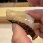 鮨駒 - 鮨駒さんの藁炙りは、炙ってから数時間寝かす事で薫香の重厚さが何重にも増して余韻がホントにヤバいです！