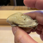 鮨駒 - ほんのり出汁を纏った三陸の牡蠣、想像しただけ涎がゴクリ♪