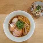 らぁめん 倉井 - 醤油らぁめん800円（クーポンで味玉）＋肉めし200円