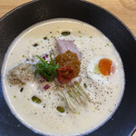 侍麺 - 本日の気まぐれ限定麺「バジル香る鶏とトマトの泡そば」