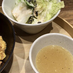 名古屋コーチン親子丼 酉しみず - 名古屋コーチンミンチ丼のサラダ、スープ