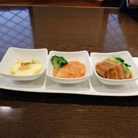 中国料理 豪華 - メイン3点盛り〔海老のチリソース煮／中華茶碗蒸し／里芋と皮付豚バラの醬油煮〕
