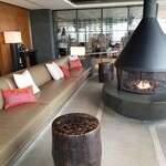 レストランKEI - 大きな暖炉のあるウェイティングスペース