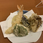 石臼挽きうどん しゅはり - 天ぷら盛り合わせ　880円
            （海老、魚梅肉、茄子、玉葱、舞茸）