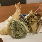 Ishiusubiki Udon Shuhari - 天ぷら盛り合わせ　880円
                        （海老、魚梅肉、茄子、玉葱、舞茸）