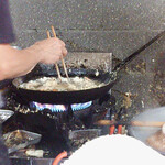 麺房 三宅 - 目の前の鍋では
ずっと天ぷらが揚げられてました