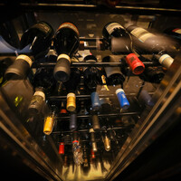 常時250種以上のワインを大型ワインセラーにて完備