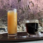 ガンガラーの谷　ケイブカフェ - パッションフルーツジュースとコーヒー