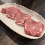 炭火焼肉ホルモン うらら - タン元