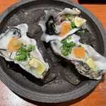 東京酒BAL 塩梅 - 生牡蠣: 新鮮で大ぶりの安心のおいしさです！