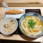 宮武讃岐うどん - かけ冷、３種きのこの炊き込みご飯、カニカマ天