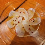 朝霞 日本酒バル まいかけ - 真鯛のカルパッチョ(890円)
