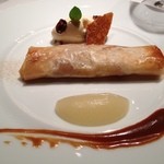 オーベルジュ・ド・リル - キャラメリゼした林檎のクロスティヤン　ラムレーズンのアイスクリーム添え