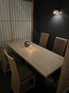 Koshitsu Sumibiyakiniku Honkawagoe Mikoto - 格子戸のテーブル個室