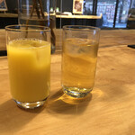 Hoteru Sui Koube Sanomiya Cafebar - オレンジとりんごジュース