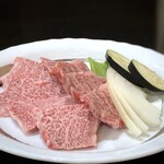 Yakiniku Teihou - ◆お肉が登場して、思わず「あらキレイで、美味しそう」と。1000円アンダーでこのお肉を頂けるのは嬉しい。