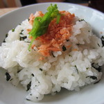 坊ノ上 なむいち - わかめとサケのまぜご飯(天ぷらとセット)￥210