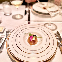 フレンチ割烹 宿 - 金目鯛の低温調理、ズワイ蟹と柿のコンソメゼリー寄せ、キャビア添え