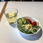 糸島レストランAMOUR - サラダとドリンクはセルフサービス(このドリンクはジャスミン茶)
