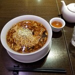 京鼎樓 - 酸辣湯麺。