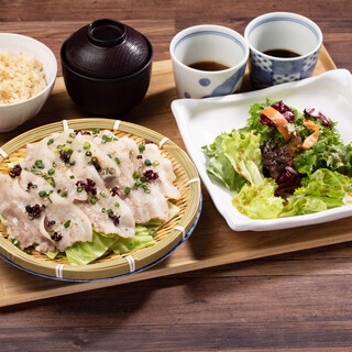 Special Japanese-style meal cuisine made with seasonal ingredients sourced from all over the country