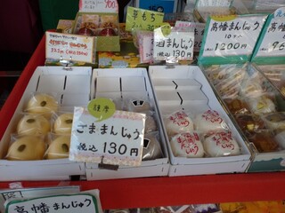 h Takahata Manjuu Shouseidou - 店先には、
          ところ狭しと
          たくさんの和菓子が並んでいます。