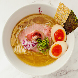 鯵の炭火焼煮干しを使った甘みを感じるスープを堪能