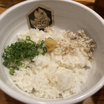 真鯛らーめん 麺魚 - 薬味とほぐし身？かな