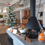PASTA HOUSE AWkitchen FARM - 天井も高く、シンプルな造りの店内は以前と変わらずです(*^^*)ツリーも飾られ、クリスマス仕様になっていました。