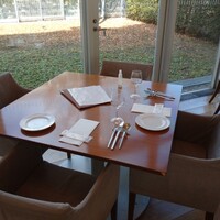 PASTA HOUSE AWkitchen FARM 多摩センター店 - 今回は友人が開店の11:00に予約してくれていたので、案内されたのは、中庭の見える窓際のお席。