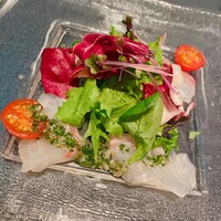 キハチ 名古屋JRセントラルタワーズ店 - 真鯛のカルパッチョ グリーンペッパーソース
