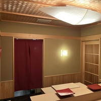 日本橋蛎殻町 すぎた - 個室。温かい照明で写真撮るのが超ムズイ