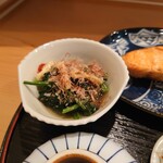 お料理ひろせ - ほうれん草のお浸しには焼きお揚げと鰹節が乗っています。