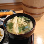 お料理ひろせ - 具がしっかりと入った美味しいお味噌汁は熱々。