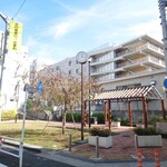 お料理ひろせ - 急な坂道下の曲がり角にある目印の公園。