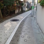 お料理ひろせ - 滑り止めがある急坂。