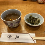 天秀 - 着席後に提供されるお茶と漬け物