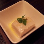 アヒル - お通し(お豆腐オリーブオイルと岩塩で）