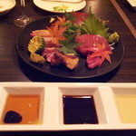 アヒル - 艶々赤鶏のお刺身はタレも色々ですよ。